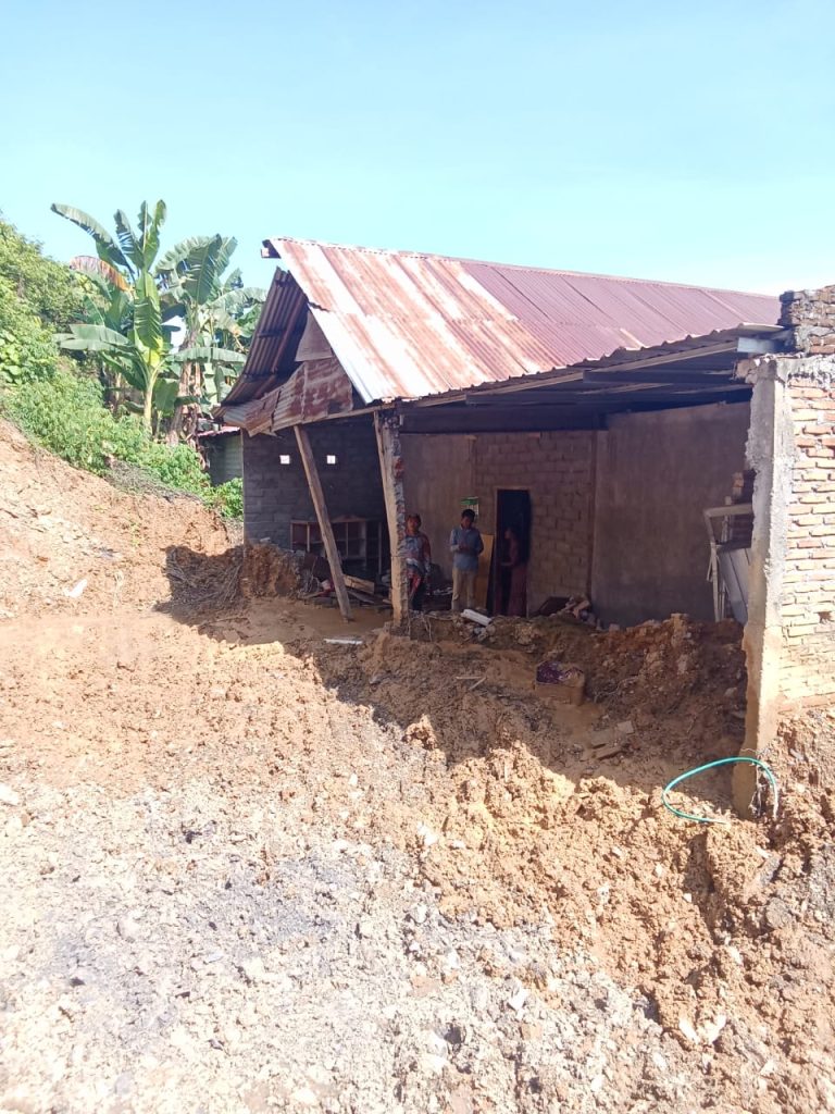 Tanah Longsor Terjadi Di Mateng, Satu Rumah Alami Rusak Berat